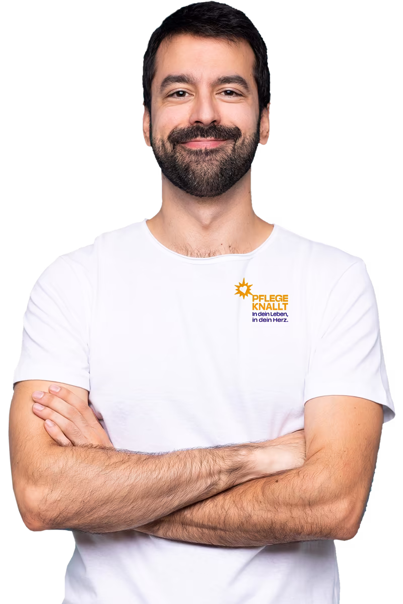 mittendrin-portrait-800 Mann mit weißem T-Shirt und verschränkten Armen in Frontalansicht